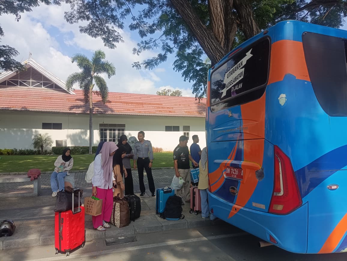 BERANGKAT: Pemudik memanfaatkan program Mudik Gratis oleh Pemkot Palu.  
