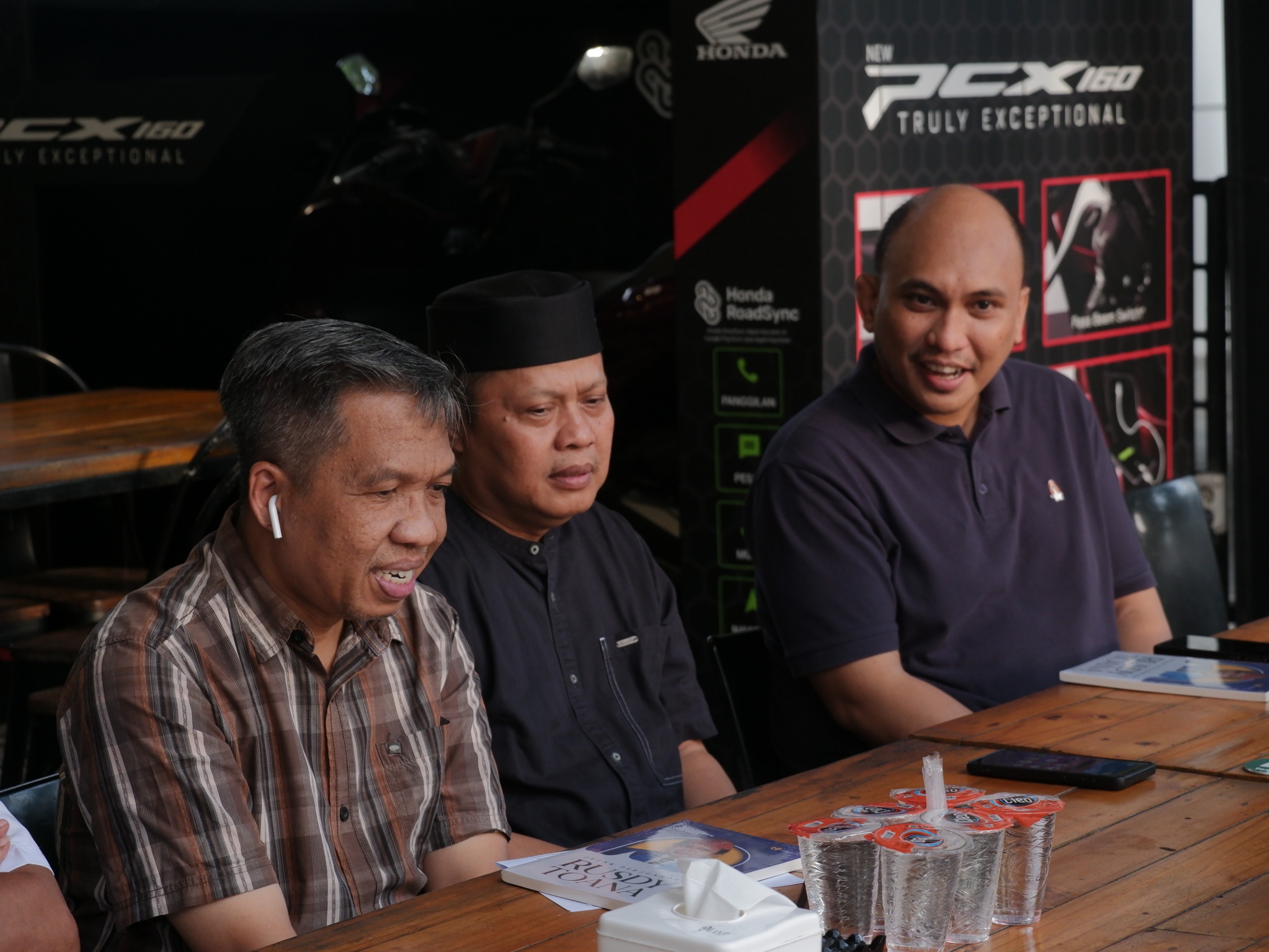 Sigit Sulistyo bersama Ari Sumule menjelaskan program rumah subsidi wartawan dari Kementerian PKP.