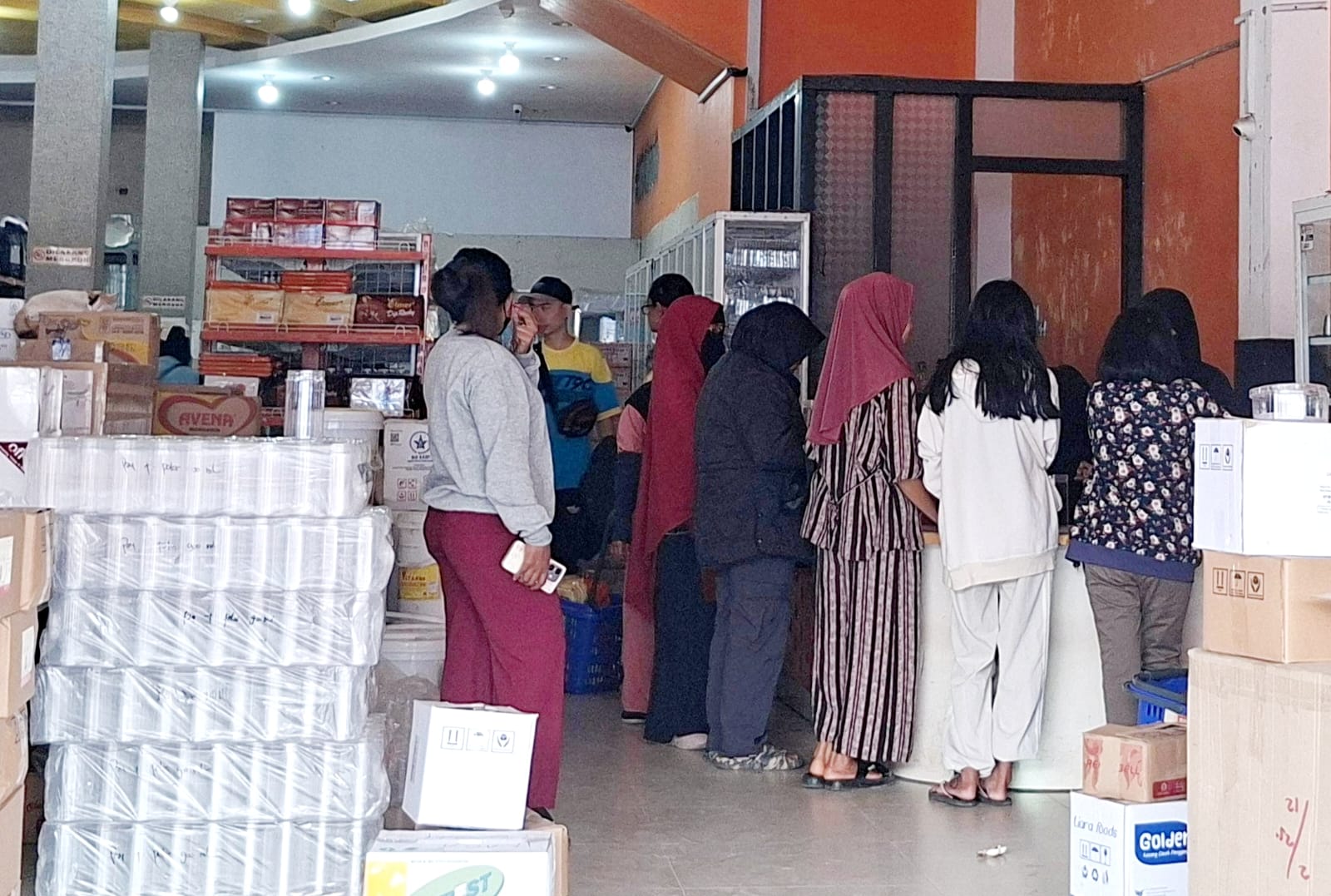 Warga memilih bahan kue lebaran di Toko Cherry Boga, Jalan Danau Lindu, Kota Palu, menjelang Hari Raya Idulfitri.
