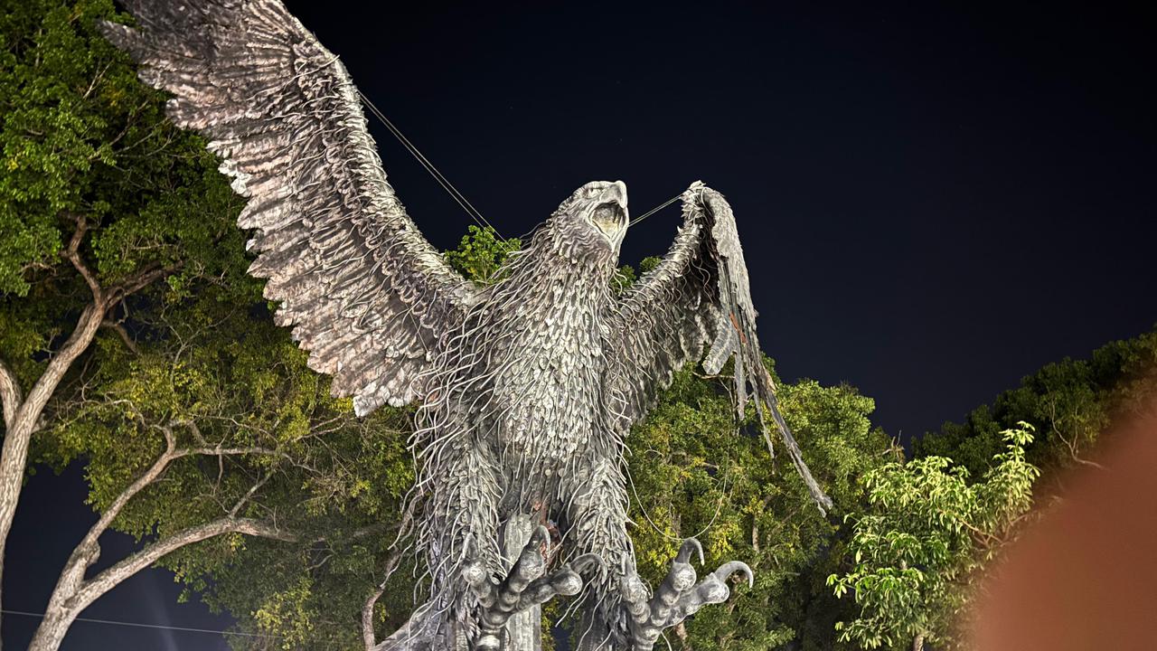 Kondisi sayap Patung Garuda Taman Nasional Bundaran Hasanuddin Palu yang terlihat patah saat dipantau pada Minggu subuh (15/3/2026).