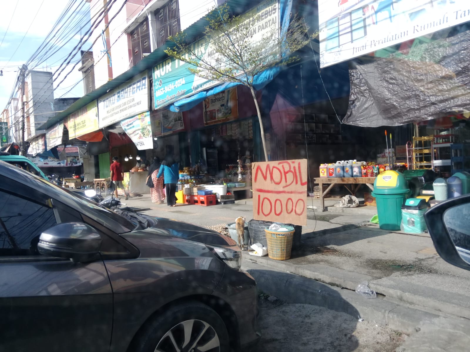 NAIKAN TARIF: Secara terang-terangan sejumlah Juru Parkir di Pasar Inpres Manonda menaikan tarif parkir untuk kendaraan roda empat.