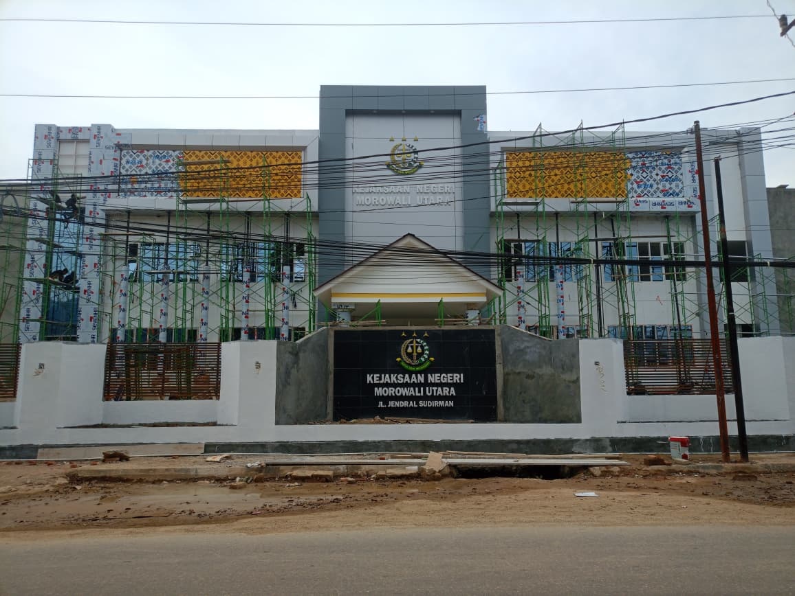 BELUM TUNTAS: Proyek ini belum tuntas, disana sini masih terlihat scafolding menghiasi proyek yang diduga terlambat.(FOTO: ILHAM NUSI/RADAR PALU).
