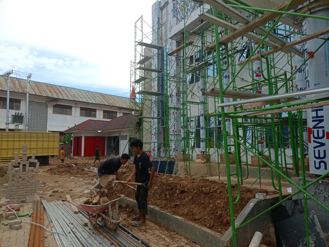 PROYEK: Kondisi terkini proyek gedung baru Kantor Kejari Morowali Utara, Senin (16/3/2026). (FOTO: ILHAM NUSI/RADAR PALU)   