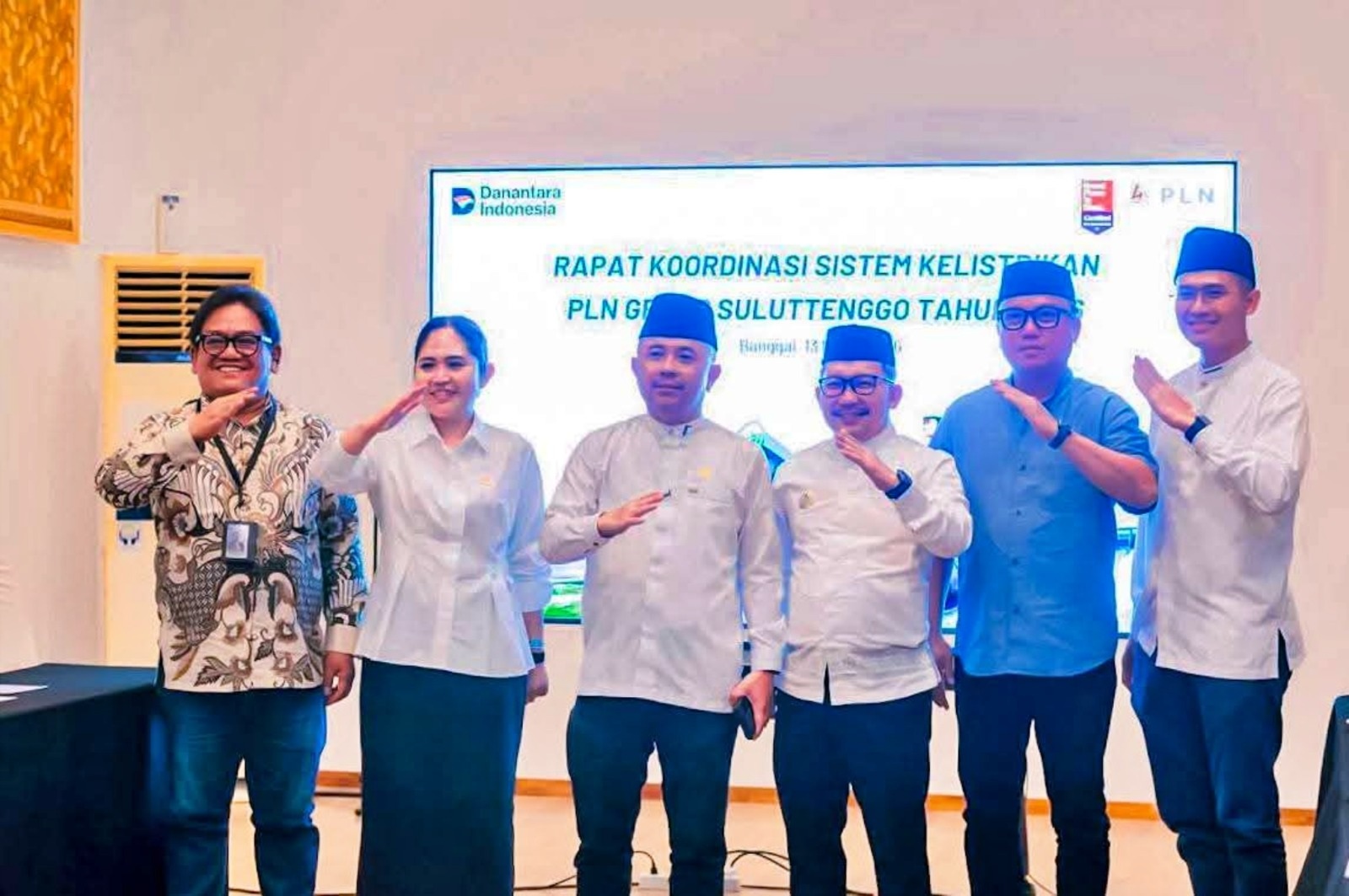 RAKOR: Senator Febriyanthi Hongkiriwang bersama kepala daerah dan pimpinan PLN usai rakor yang berlangsung di Luwuk, Banggai, Jumat (13/3/2026). (FOTO: ISTIMEWA/RADAR PALU)  