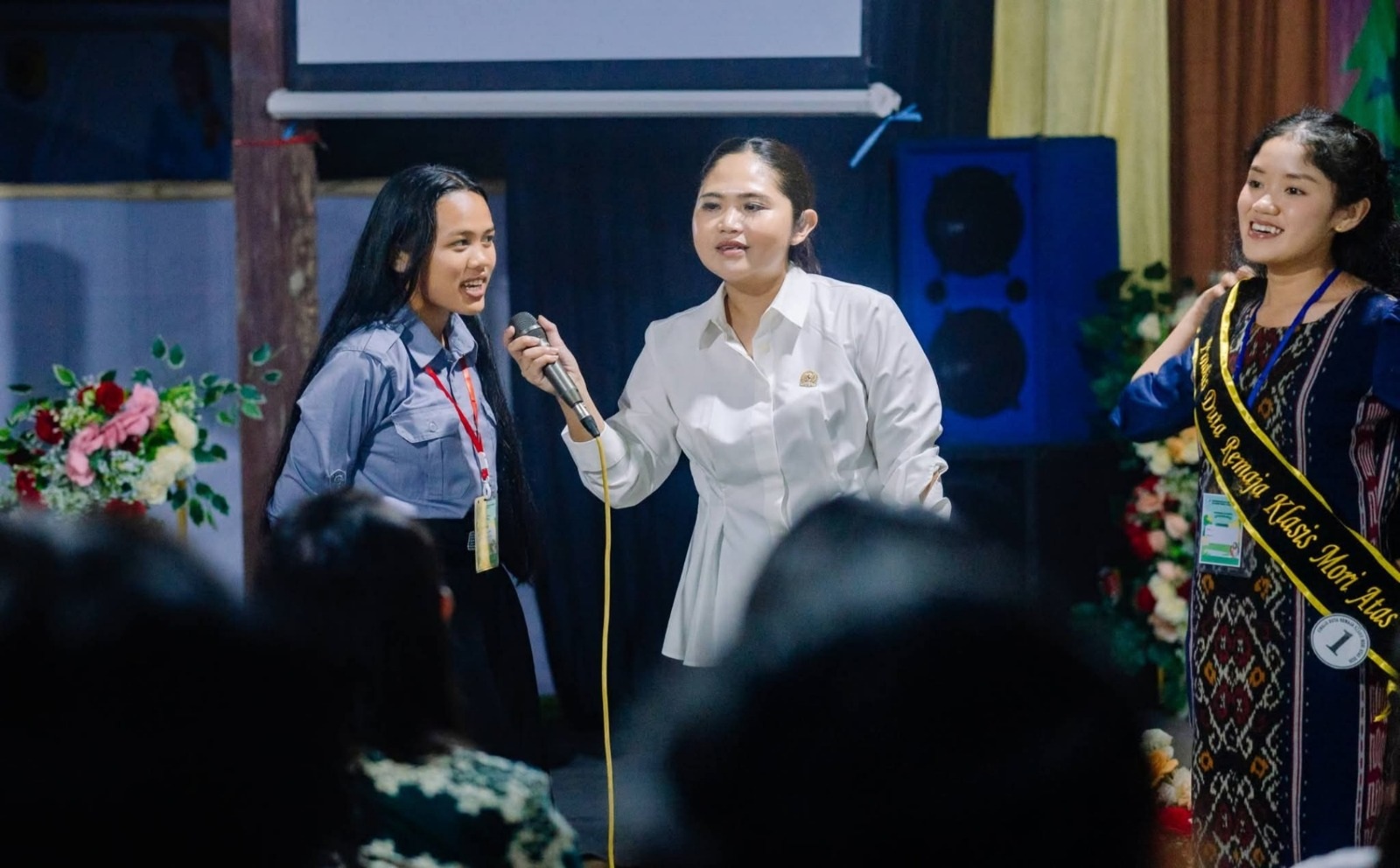 PERKEMAHAN: Senator Febriyanthi Hongkiriwang berinteraksi dengan peserta perkemahan remaja GKST Klasis Mori Atas yang digelar di Jemaat GKST Betesda Mayumba, Morowali Utara, Sabtu (14/3/2026). (FOTO: 