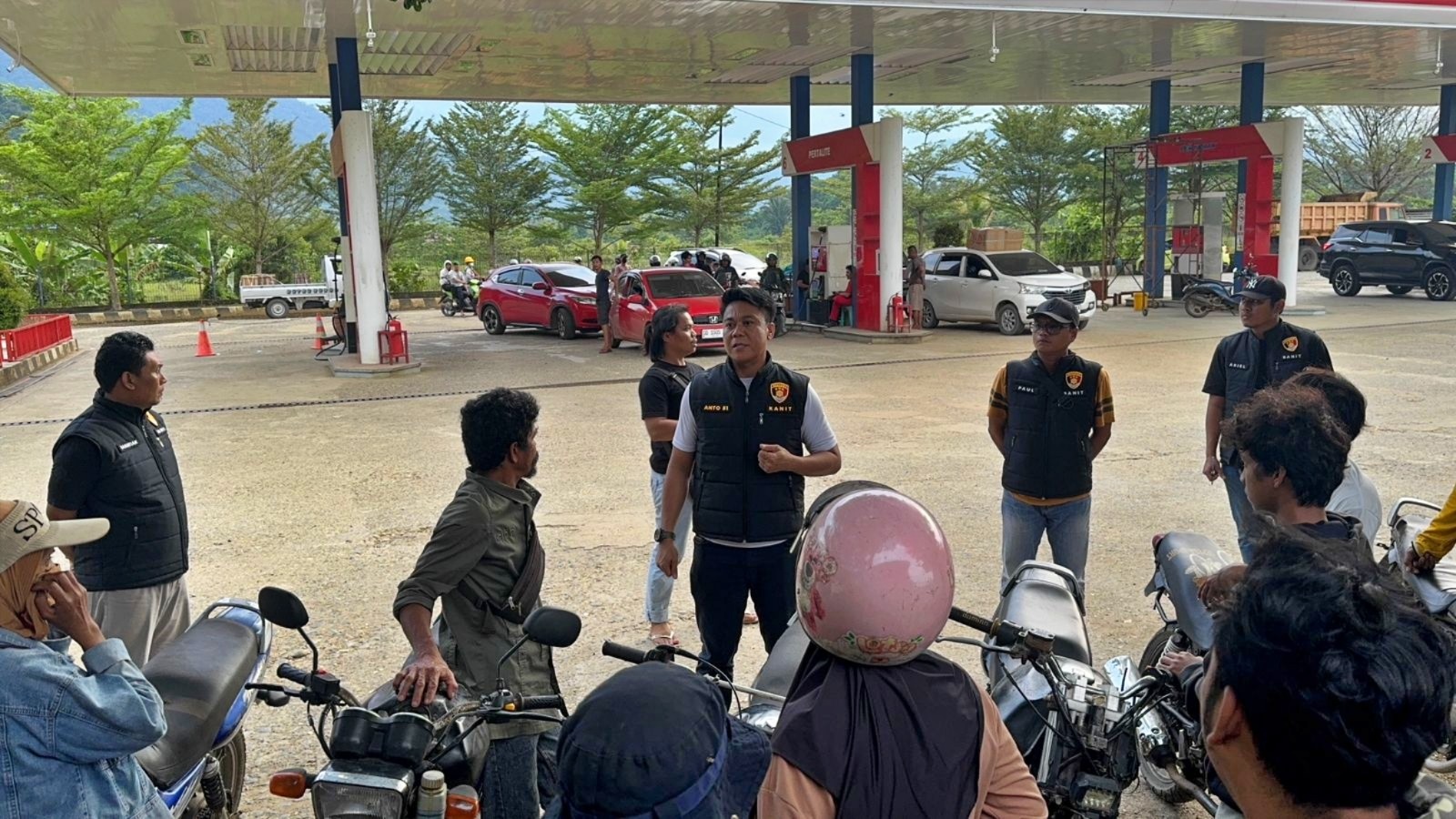 SIDAK: Tim Kepolisian menyidak salah satu SPBU di Morowali Utara, Minggu (15/3/2026). (FOTO: ISTIMEWA/RADAR PALU)   