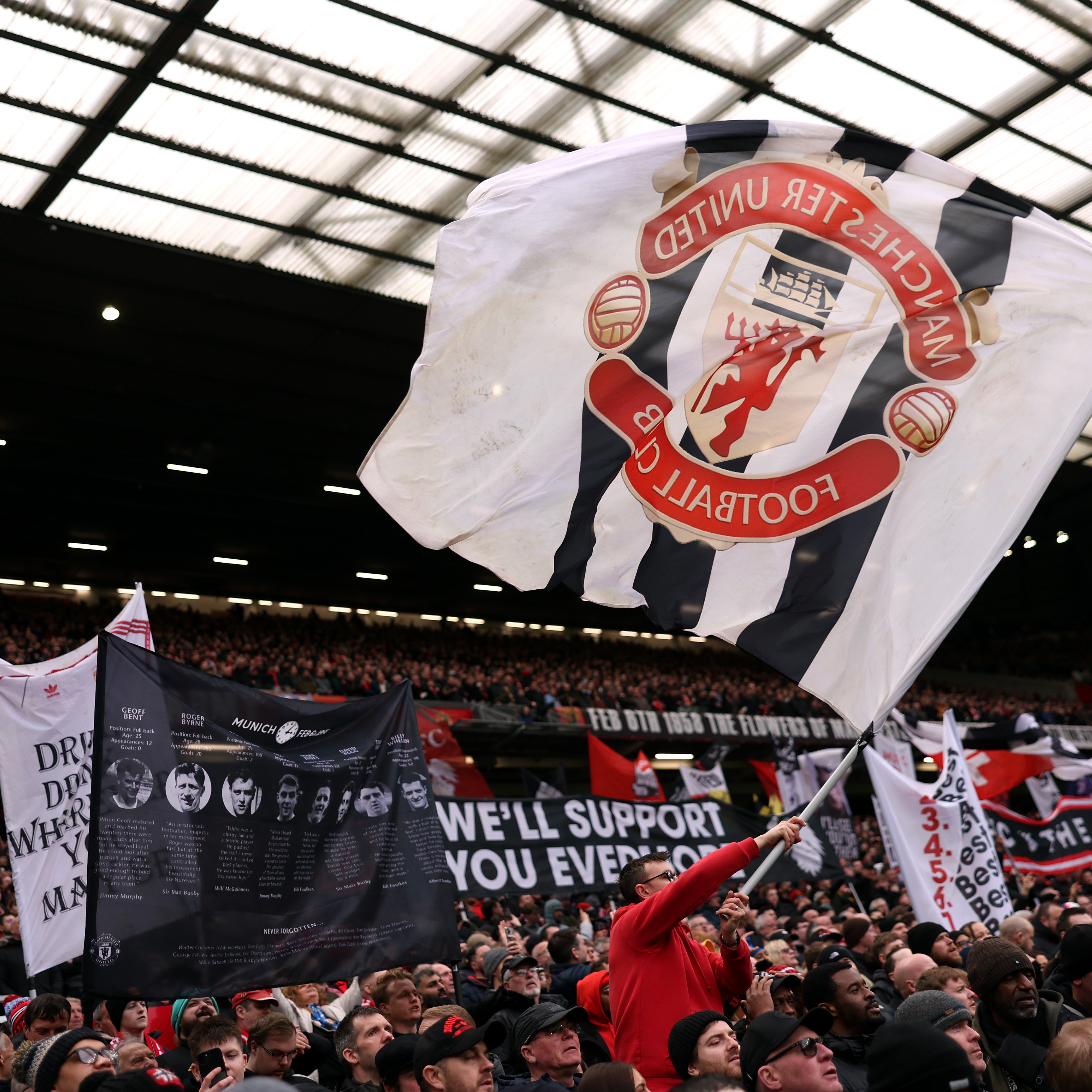 Fans setan merah di Stadion Old Trafford Manchester.