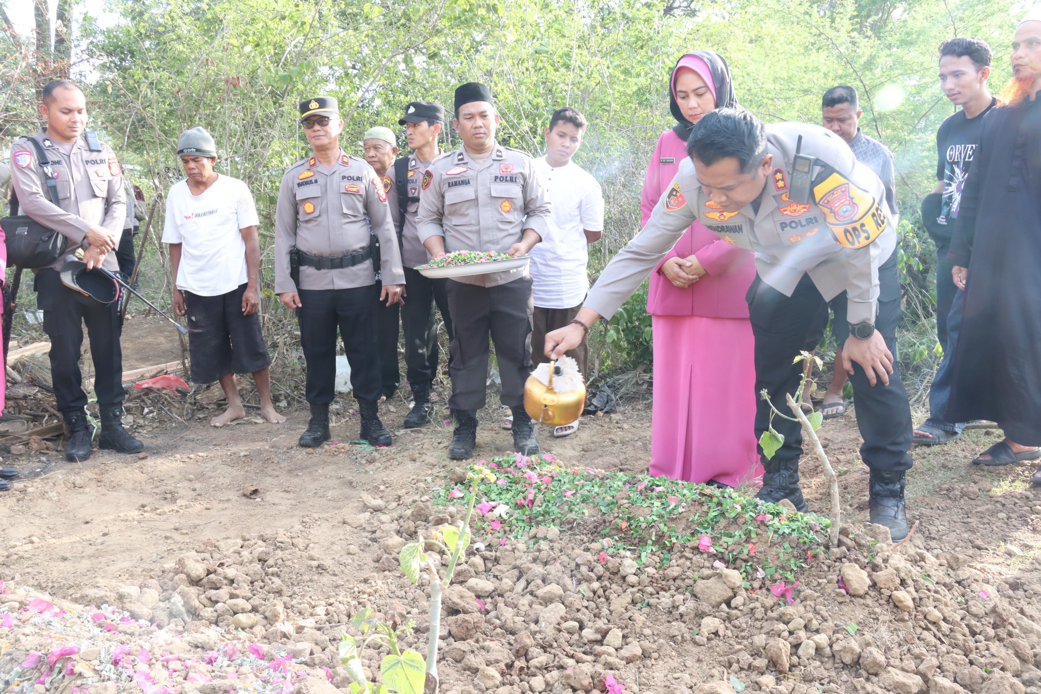 PROSESI TERAKHIR: Personel Polres Parigi Moutong memberikan penghormatan terakhir dalam upacara persemayaman dan pemberangkatan jenazah Kapolsek Ampibabo IPTU Safrin H. Abdullah di BTN Lasoasi, Kelura