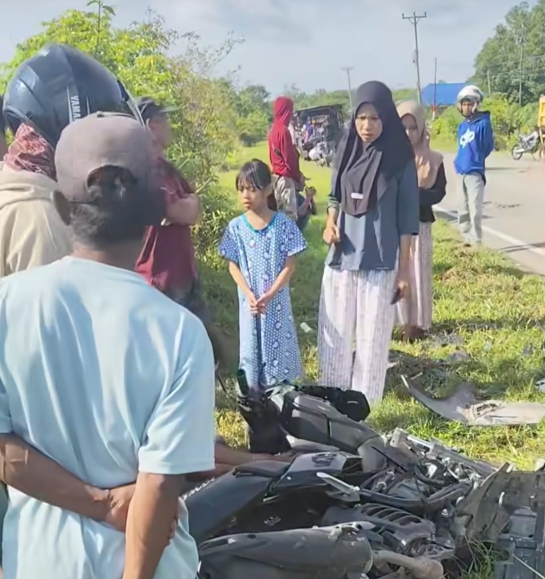 EVAKUASI: Petugas bersama warga mengevakuasi korban kecelakaan lalu lintas di ruas Jalan Trans Sulawesi, Desa Posona, Kecamatan Kasimbar, Kabupaten Parigi Moutong, Minggu 15, Maret 2026.(FOTO: ISTIMEW