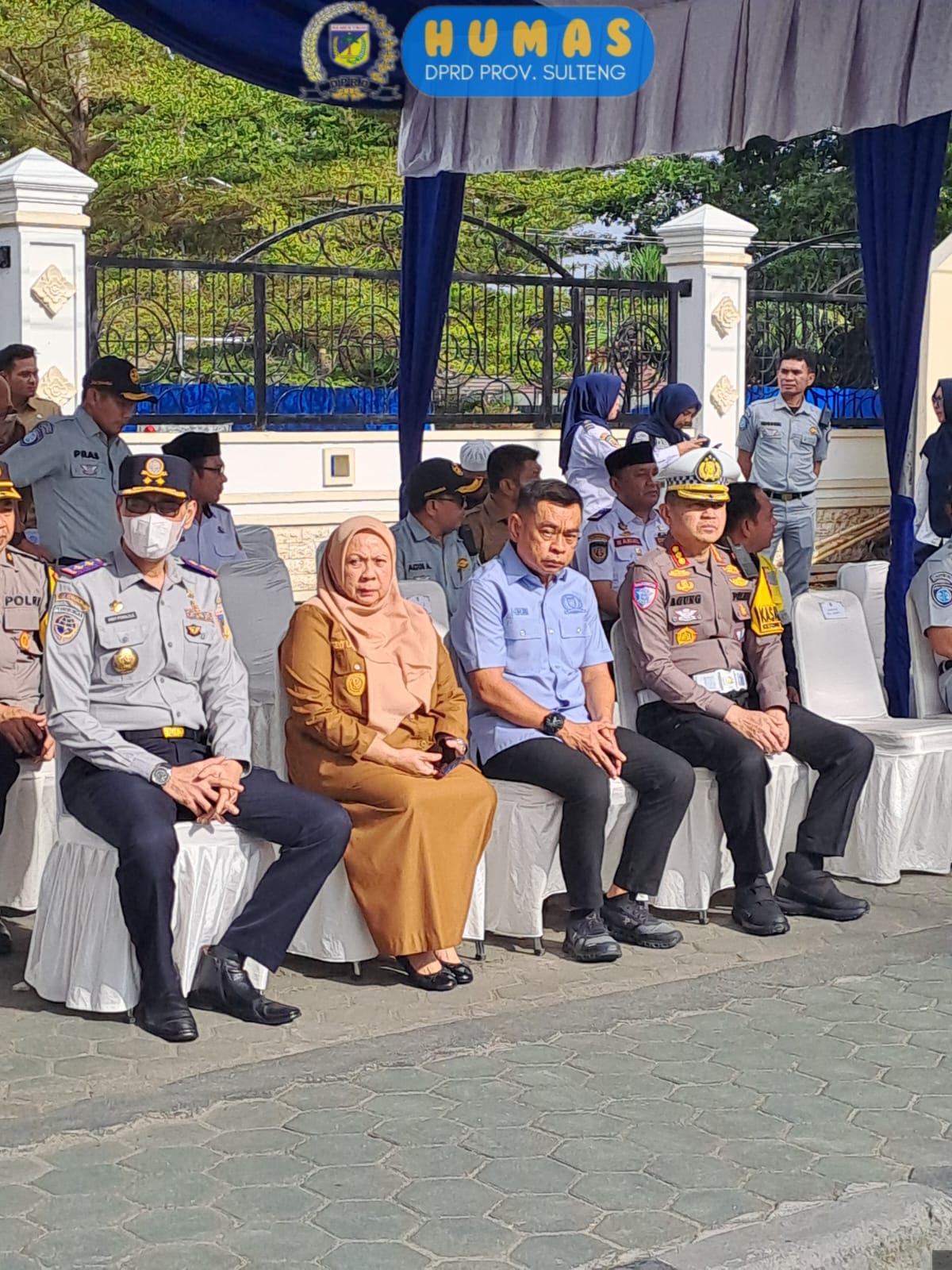 MUDIK GRATIS: Anggota DPRD Sulteng Henri K Muhidin menghadiri pelepasan warga yang ikut mudik gratis Oleh Pemprov Sulteng.(FOTO: HUMAS DPRD SULTENG/RADAR PALU).  