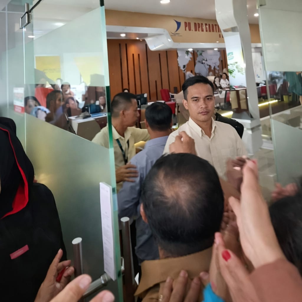 Antrean pegawai PPPK memadati salah satu bank di Konawe, Sulawesi Tenggara, saat membuka rekening baru untuk pencairan gaji dan THR.