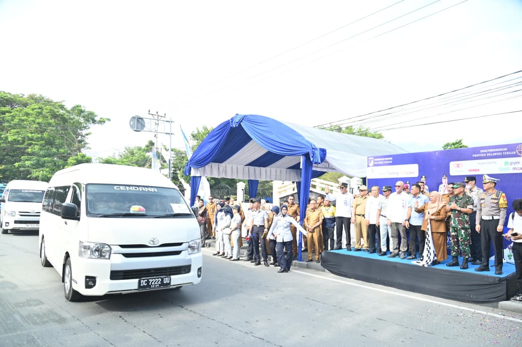 Wakil Gubernur Sulawesi Tengah Reny A. Lamadjido melepas peserta program Berani Mudik Gratis 2026 di depan Kantor Gubernur Sulteng, Minggu (16/3).