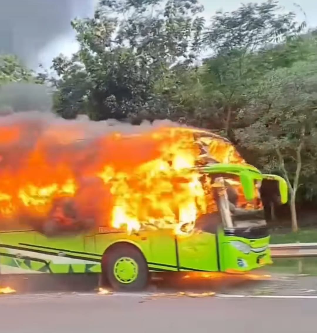 Sebuah bus pariwisata terbakar di KM 95 Tol Cipali jalur B wilayah Subang, Jawa Barat, Minggu (15/3/2026) sore. Tidak ada korban jiwa dalam kejadian tersebut.