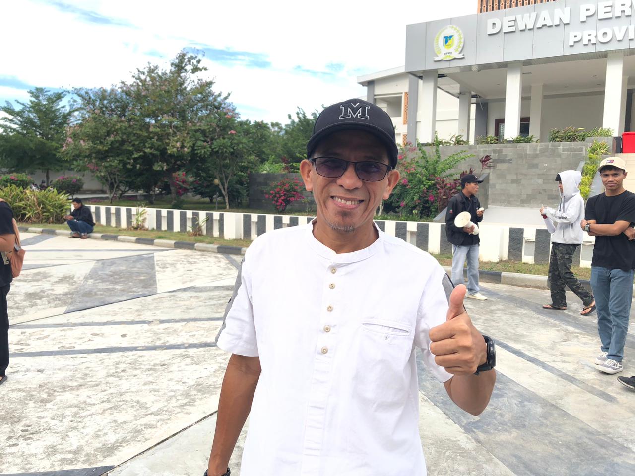Anggota Komisi I DPRD Sulawesi Tengah Mahfud Masuara menerima aspirasi massa aksi yang menuntut pengusutan kasus penyiraman air keras terhadap aktivis Andrie Yunus di Palu.
