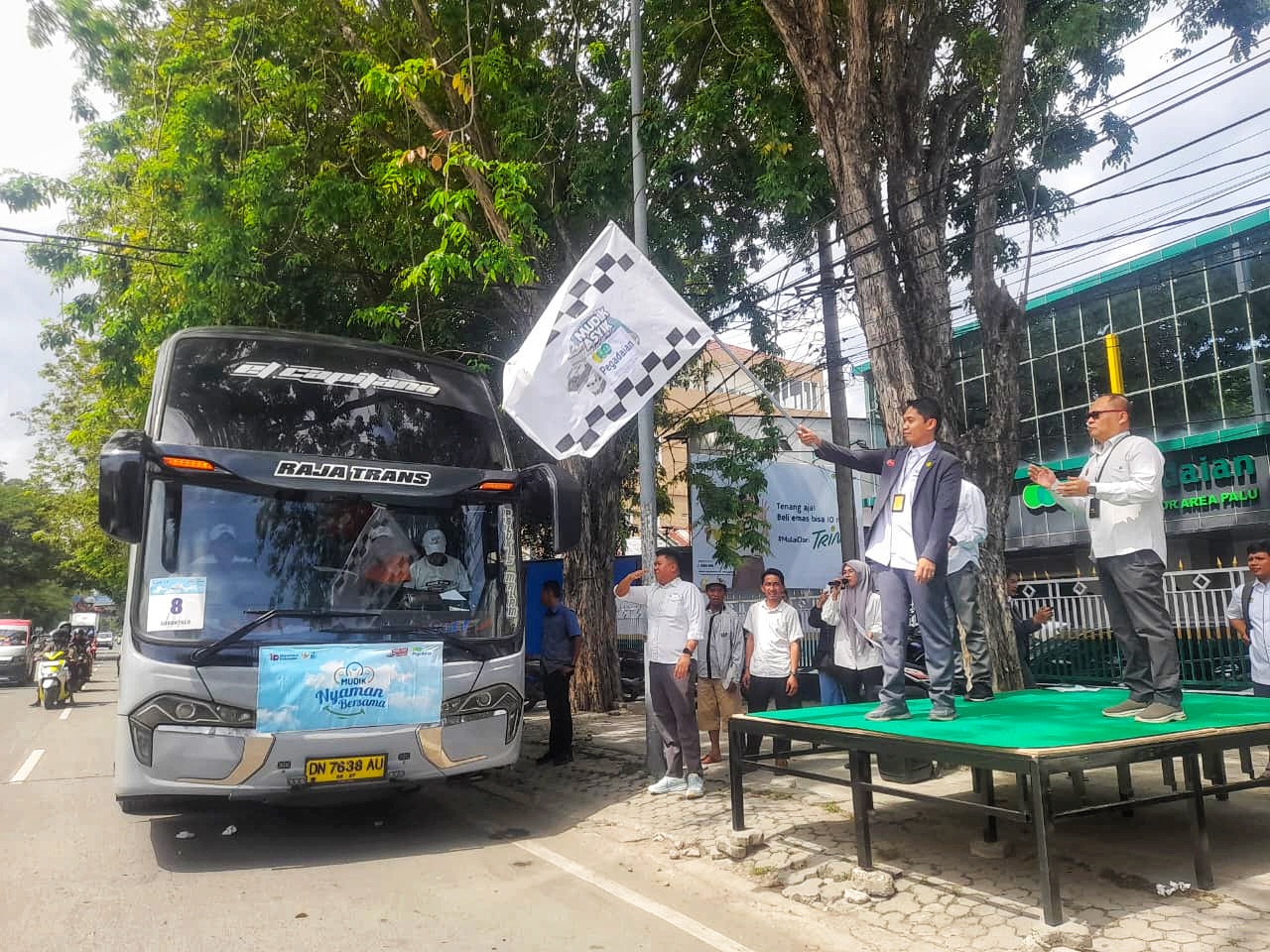 JUMLAHNYA MENINGKAT: Suasana pelepasan peserta mudik dari PT. Pegadaian, Senin (15/3/2026).