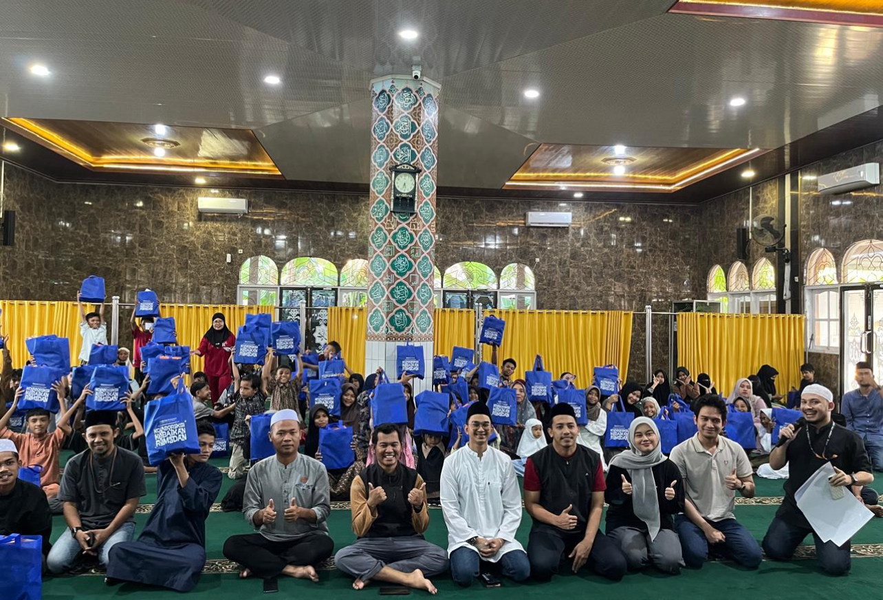 Sekitar 100 penerima manfaat santunan serta bingkisan Ramadan kepada anak-anak yatim dan dhuafa yang di salurkan oleh PT Citra Palu Minerals dan Bakrie Amanah