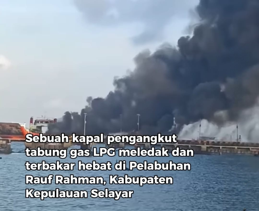 Kapal pengangkut tabung gas elpiji terbakar setelah ledakan di Pelabuhan Rauf Rahman, Kabupaten Kepulauan Selayar, Senin (16/3). Video kejadian beredar di media sosial.
