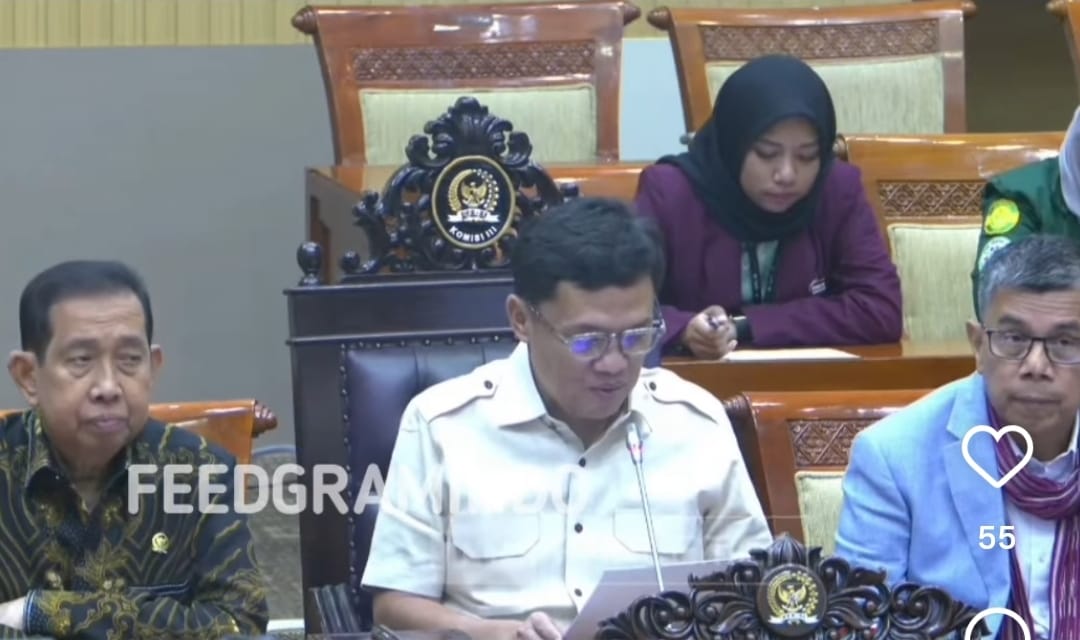 Ketua Komisi III DPR RI Habiburokhman dalam rapat di Kompleks Parlemen Jakarta saat membahas pengusutan kasus penyiraman air keras terhadap aktivis KontraS Andrie Yunus.