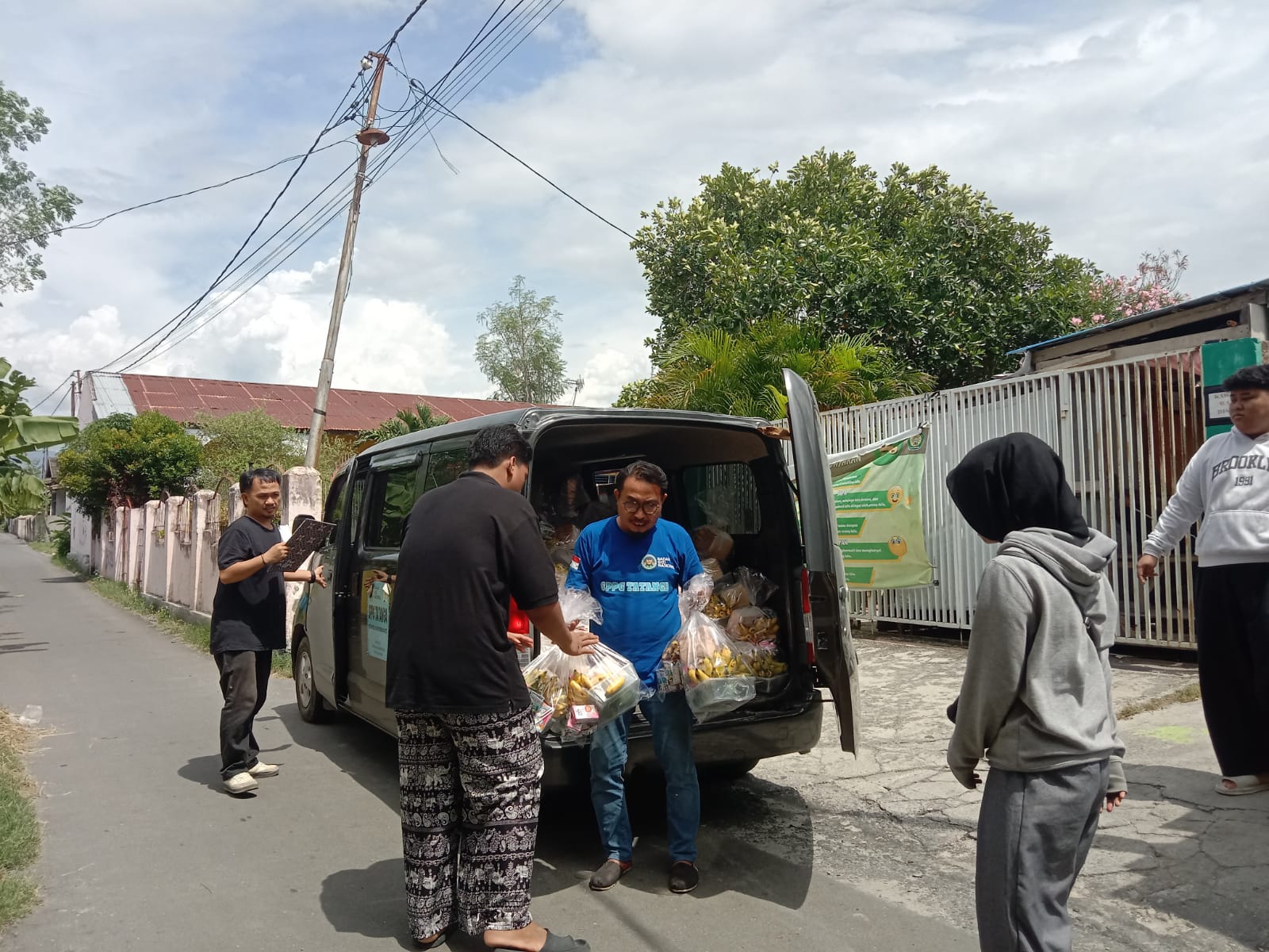 Aktivitas pekerja di dapur program Makan Bergizi Gratis Tatanga, Palu, yang menyerap sekitar 50 tenaga kerja lokal untuk menyiapkan makanan bagi siswa dan penerima manfaat lainnya.