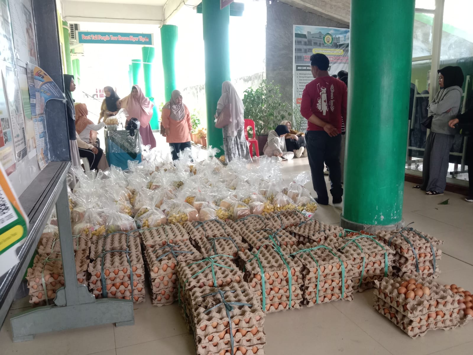 Distribusi paket program Makan Bergizi Gratis kepada siswa di SMK Muhammadiyah Palu tetap berlangsung meski sekolah memasuki masa libur Ramadan.