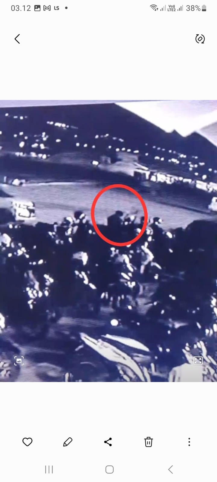 Aksi pencurian helm terekam kamera pengawas (CCTV) di area parkiran Lapangan Mini Soccer Kelapa Gading, Kabupaten Sigi, Sabtu malam (14/3/2026).