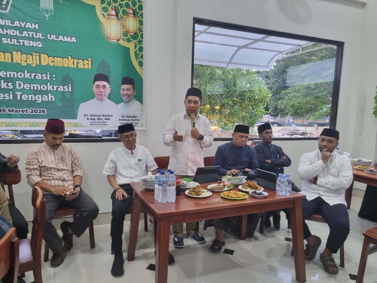 DISKUSI: Pengurus PW ISNU Sulteng menggelar kegiatan buka puasa bersama yang dirangkaikan dengan diskusi bertema Islam dan Demokrasi, Minggu (15/3/2026) di Rumah Makan Khatulistiwa. 