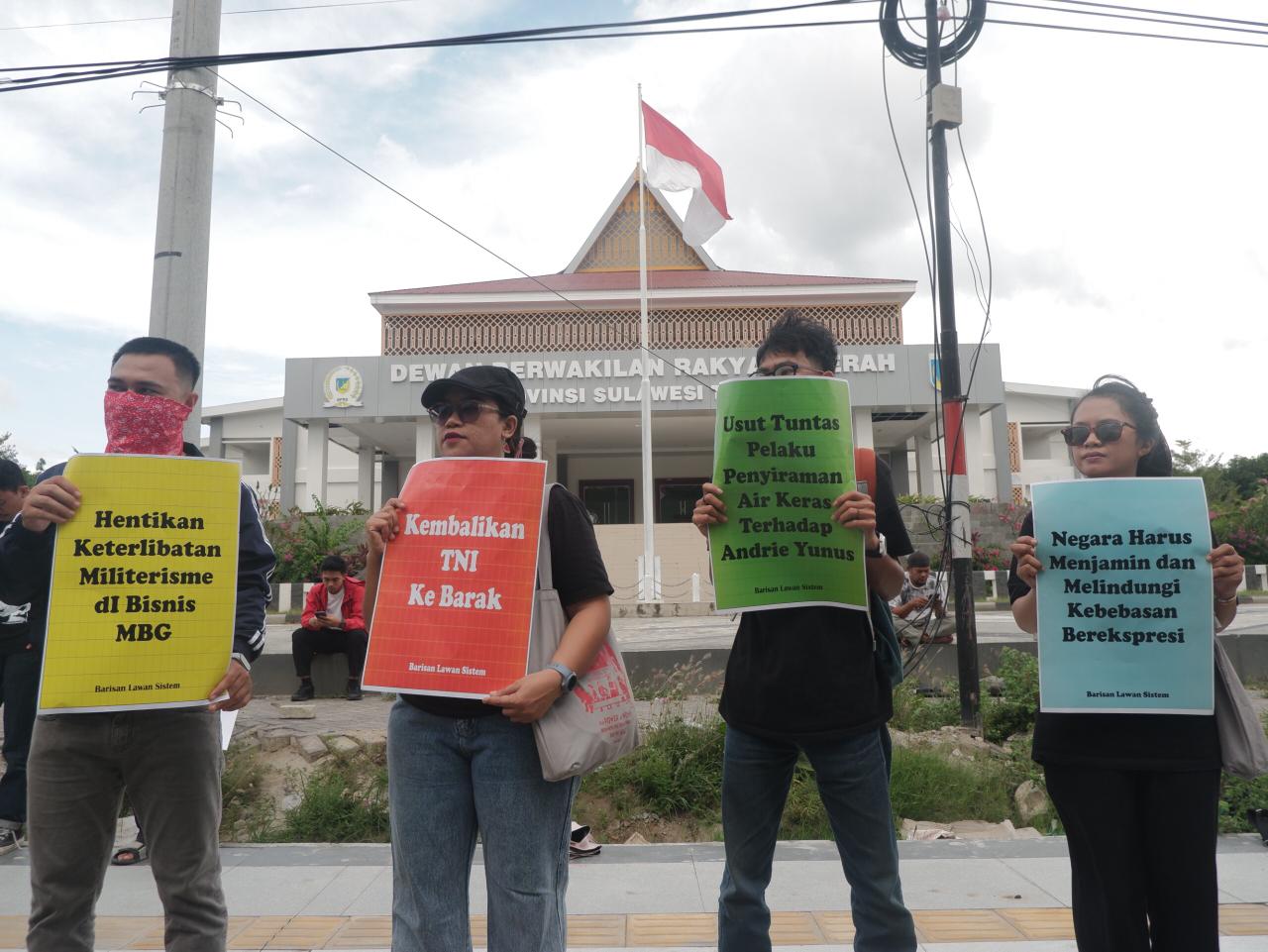 TUNTUT KEADILAN: Barisan banner tuntutan yang dibawa oleh masyarakat yang menamakan dirinya BALAS. Buntut peristiwa penyiraman terhadap air keras kepada aktivis Andre Yunus. 