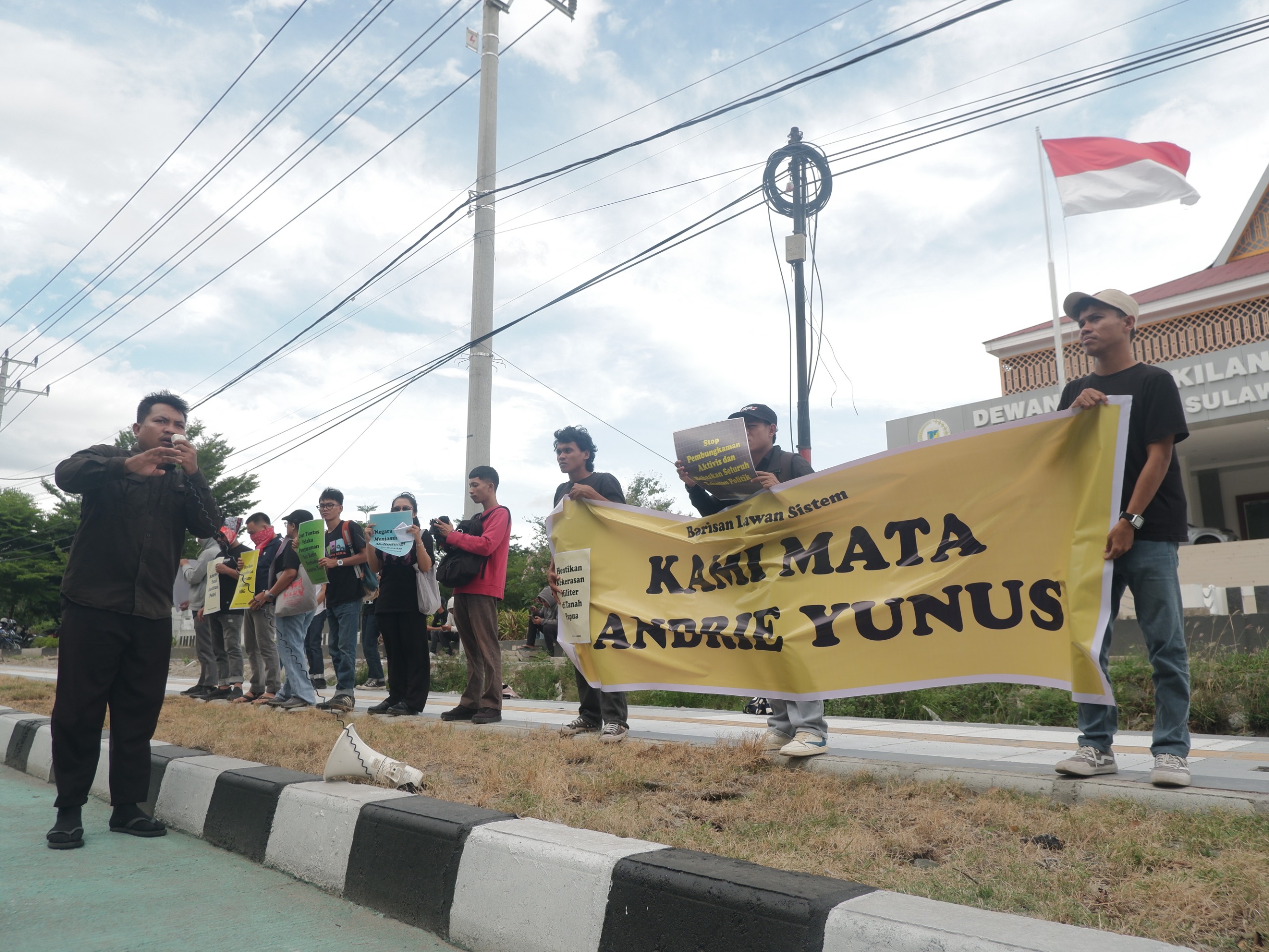 SOLIDARITA: Masyarakat yang tergabung dalam Barisan Lawan Sistem (BALAS) menggelar aksi solidaritas terhadap aktivis HAM Andrie Yunus di depan Gedung DPRD Sulteng pada Senin (16/3/2026). 