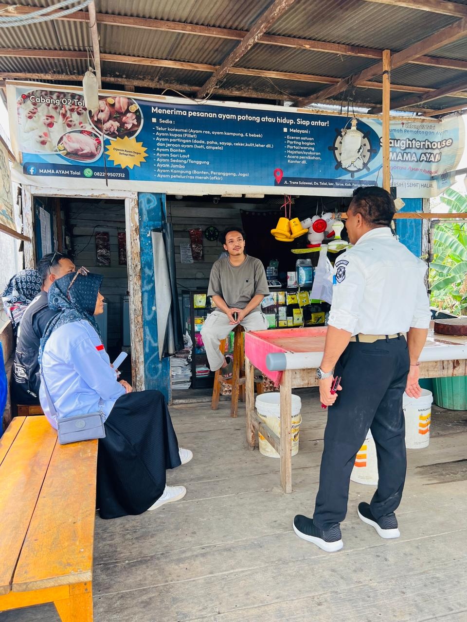 PERSIAPAN: Plt Kepala DISPKH Parigi Moutong I Wayan Purna didampingi Kabid Kesehatan Hewan Dr Nurlina, mengunjungi salah satu penjual ayam potong.(FOTO: ISTIMEWA/RADAR PALU).  