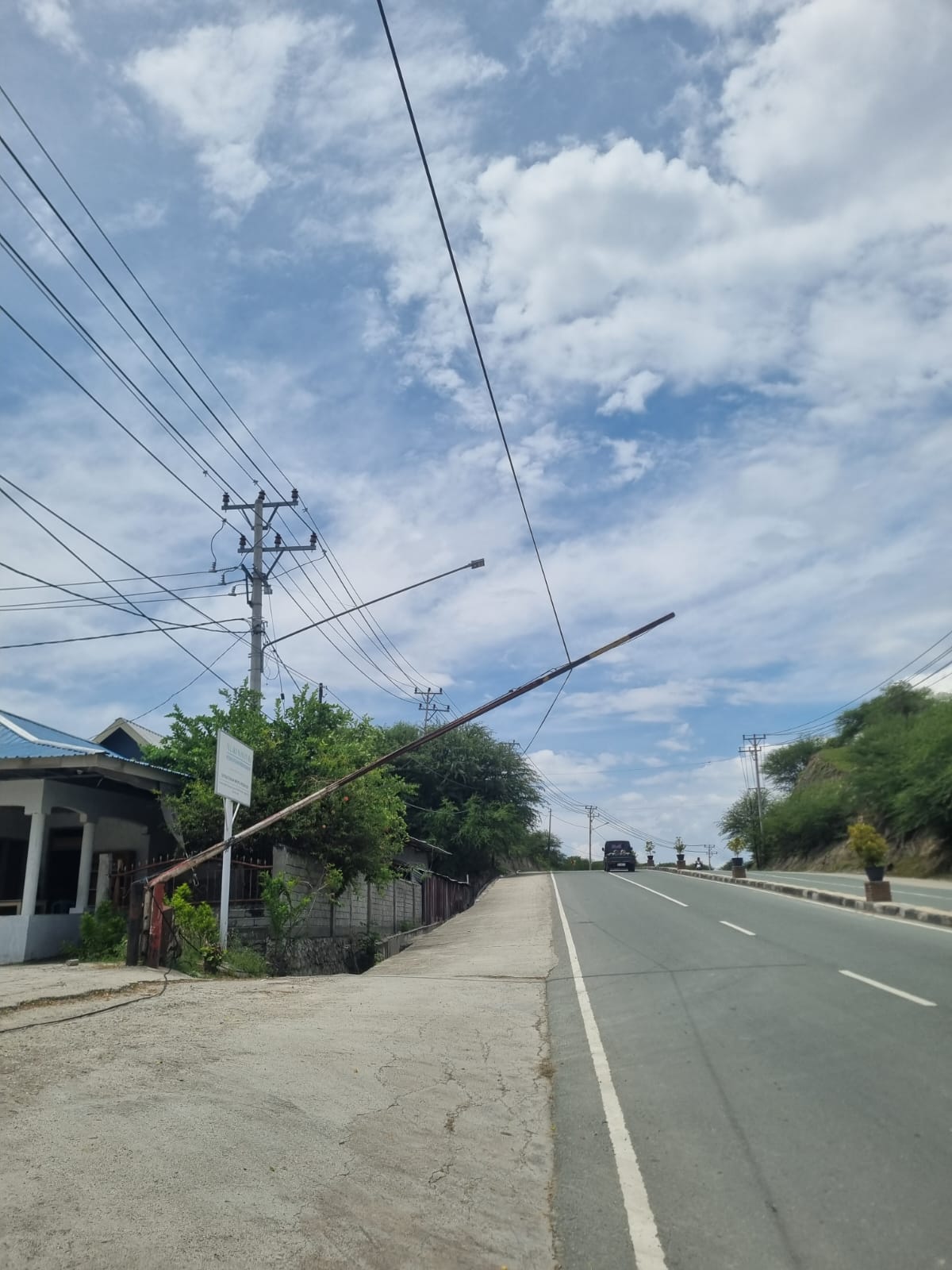 Sebuah portal di area gudang rotan, Kelurahan Layana Indah, Kota Palu, dilaporkan patah dan condong ke arah badan jalan.