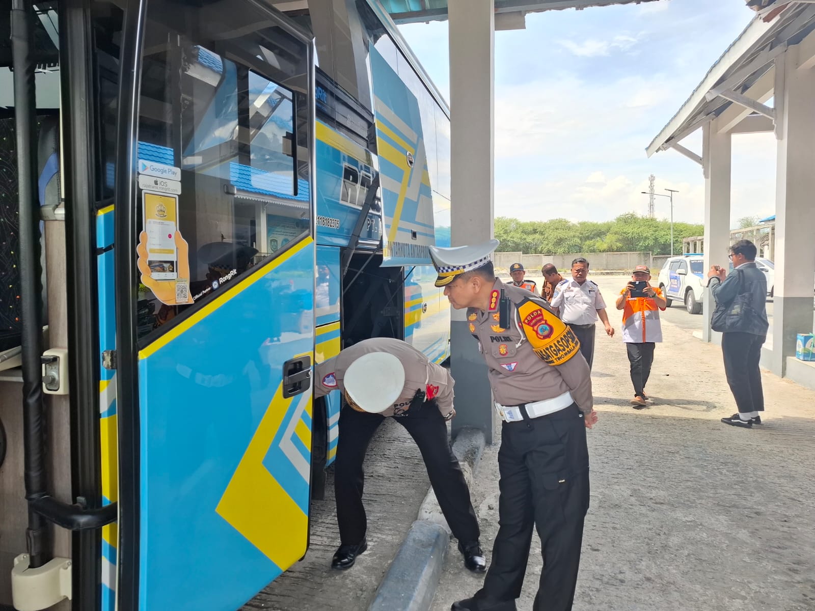 Dirlantas Polda Sulteng Kombes Pol Agung Tri Widiantoro memeriksa kondisi bus angkutan umum saat kegiatan ramp check di Terminal Mamboro.