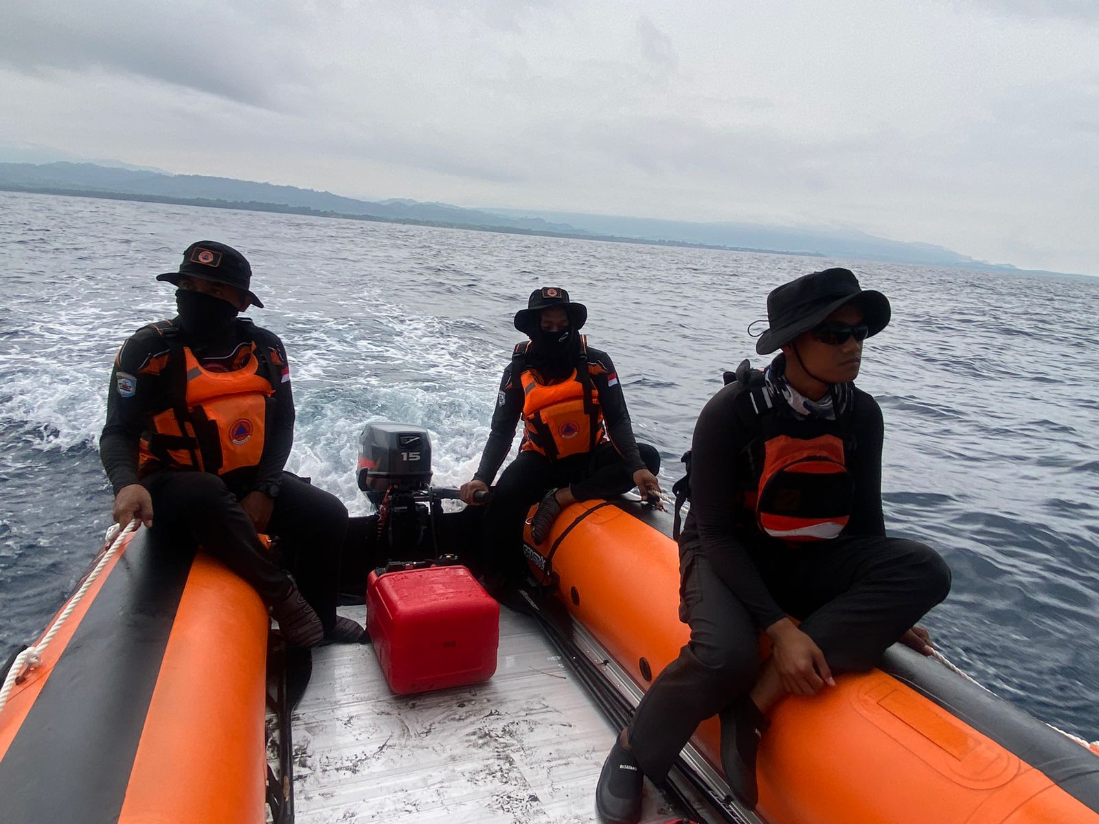 Tim SAR gabungan masih terus melakukan pencarian terhadap seorang nelayan yang dilaporkan jatuh dari perahu saat memancing di perairan Desa Lanona, Kecamatan Bungku Tengah, Kabupaten Morowali.