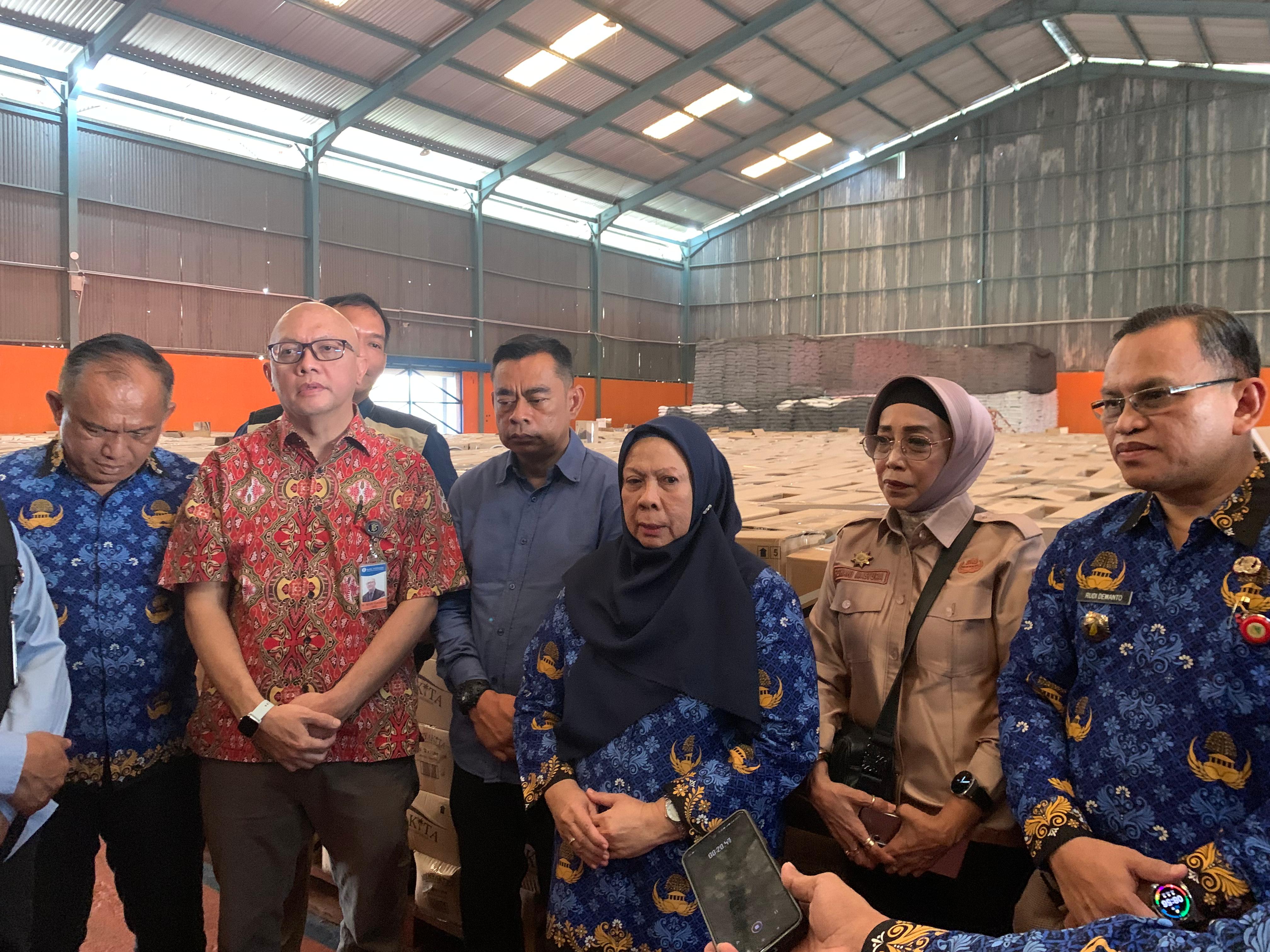 Wakil Gubernur Sulawesi Tengah, Reny A. Lamadjido, bersama TPID Provinsi Sulawesi Tengah melakukan inspeksi mendadak (sidak) harga bahan pokok di sejumlah pasar di Palu.