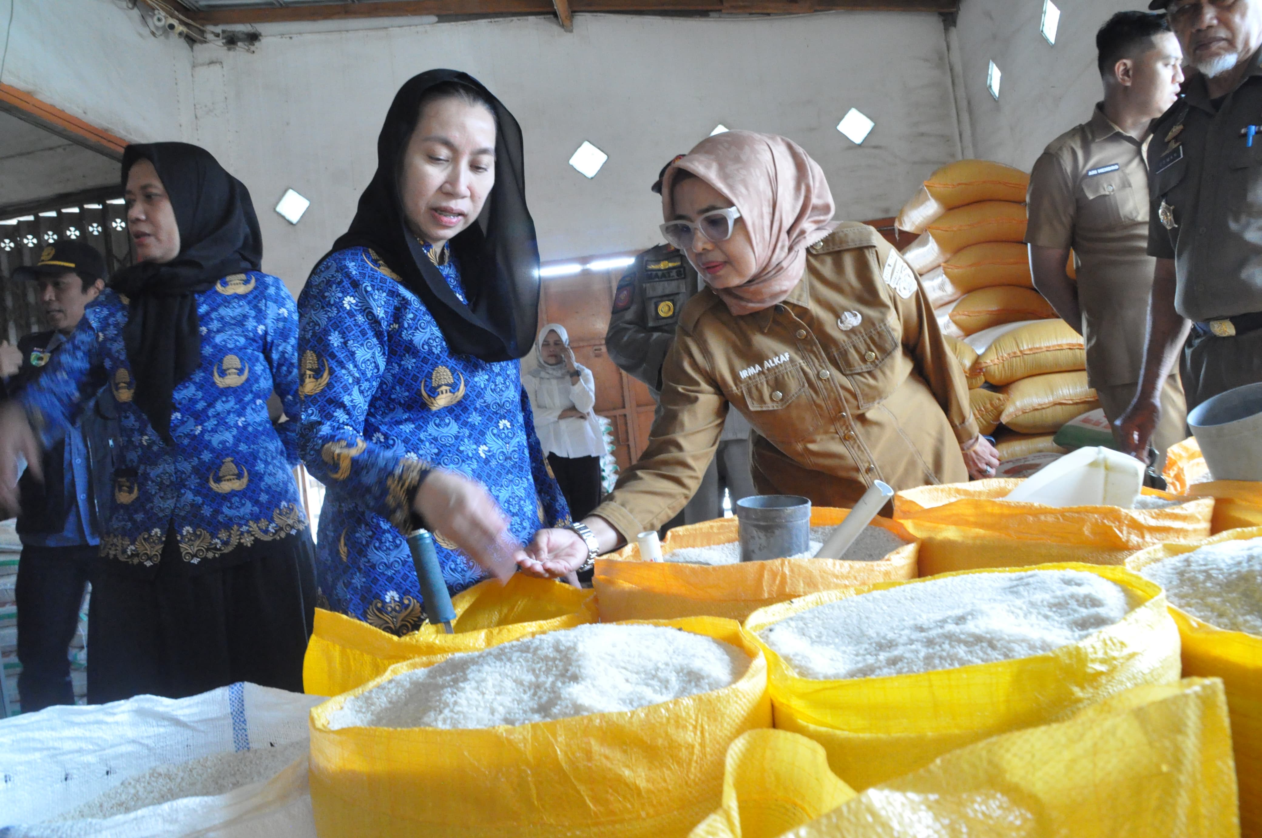 Wakil Wali Kota Palu, Imelda Liliana Muhidin, memastikan ketersediaan stok bahan pokok di Kota Palu dalam kondisi aman menjelang dan setelah Lebaran.