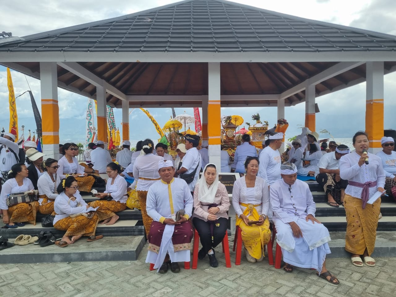 Umat Hindu di Palu dan Kabupaten Sigi mengikuti prosesi Melasti sebagai rangkaian menyambut Hari Raya Nyepi yang turut dihadiri Wakil Wali Kota Palu, Imelda Liliana.