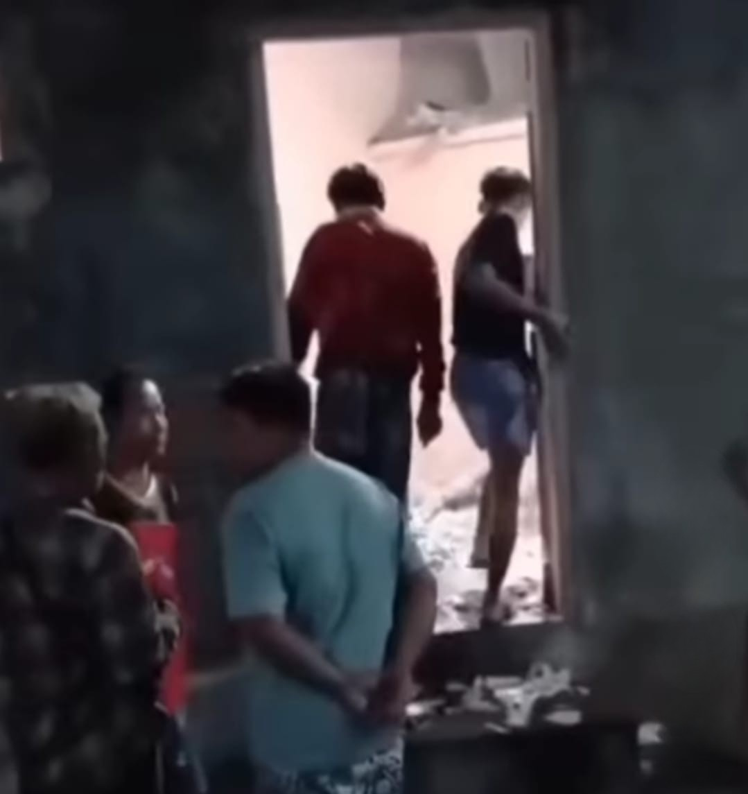 Ledakan petasan Blitar di musala Desa Bakung, dikutip dari Instagram andreli_48, menyebabkan dua remaja luka bakar dan bangunan rusak.
