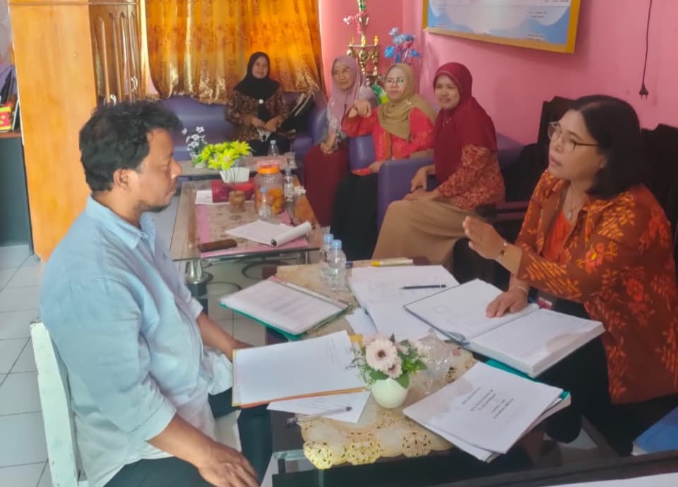 Suasana ruang guru di Palu tetap aktif meski siswa mulai menjalani masa libur sekolah.