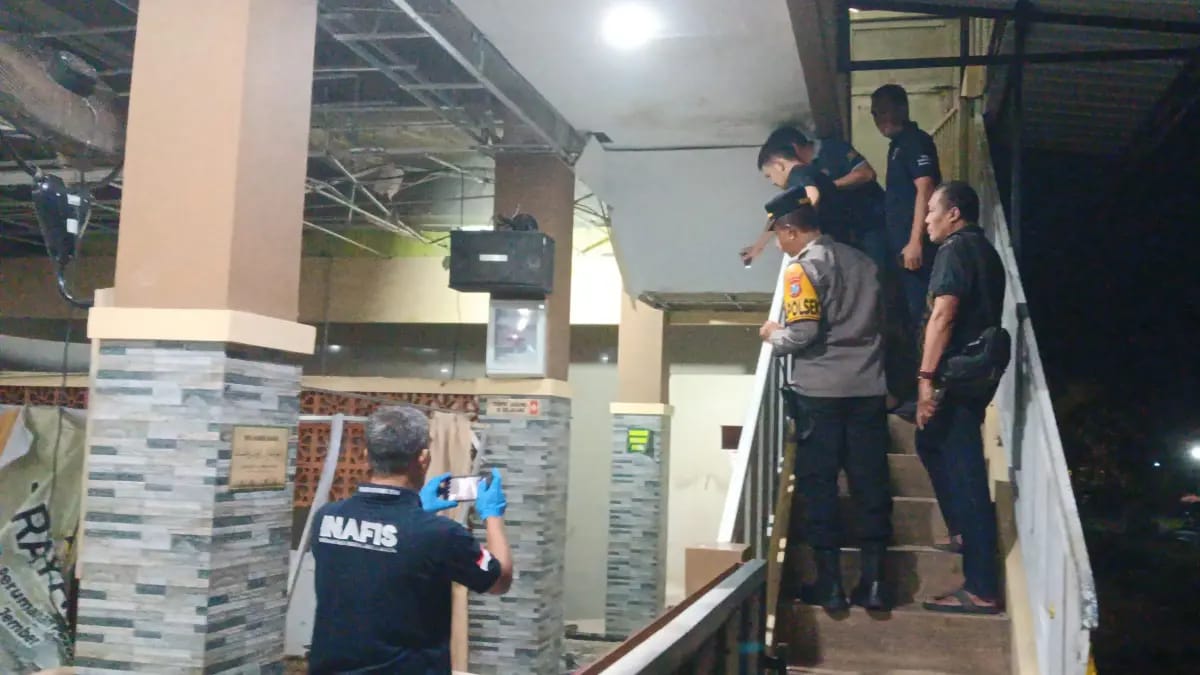  Kasat Reskrim Polres Jember AKP Angga Riatma beserta jajaran Polsek Patrang dan Tim Inafis penyelidikan awal Senin (16/3) malam.