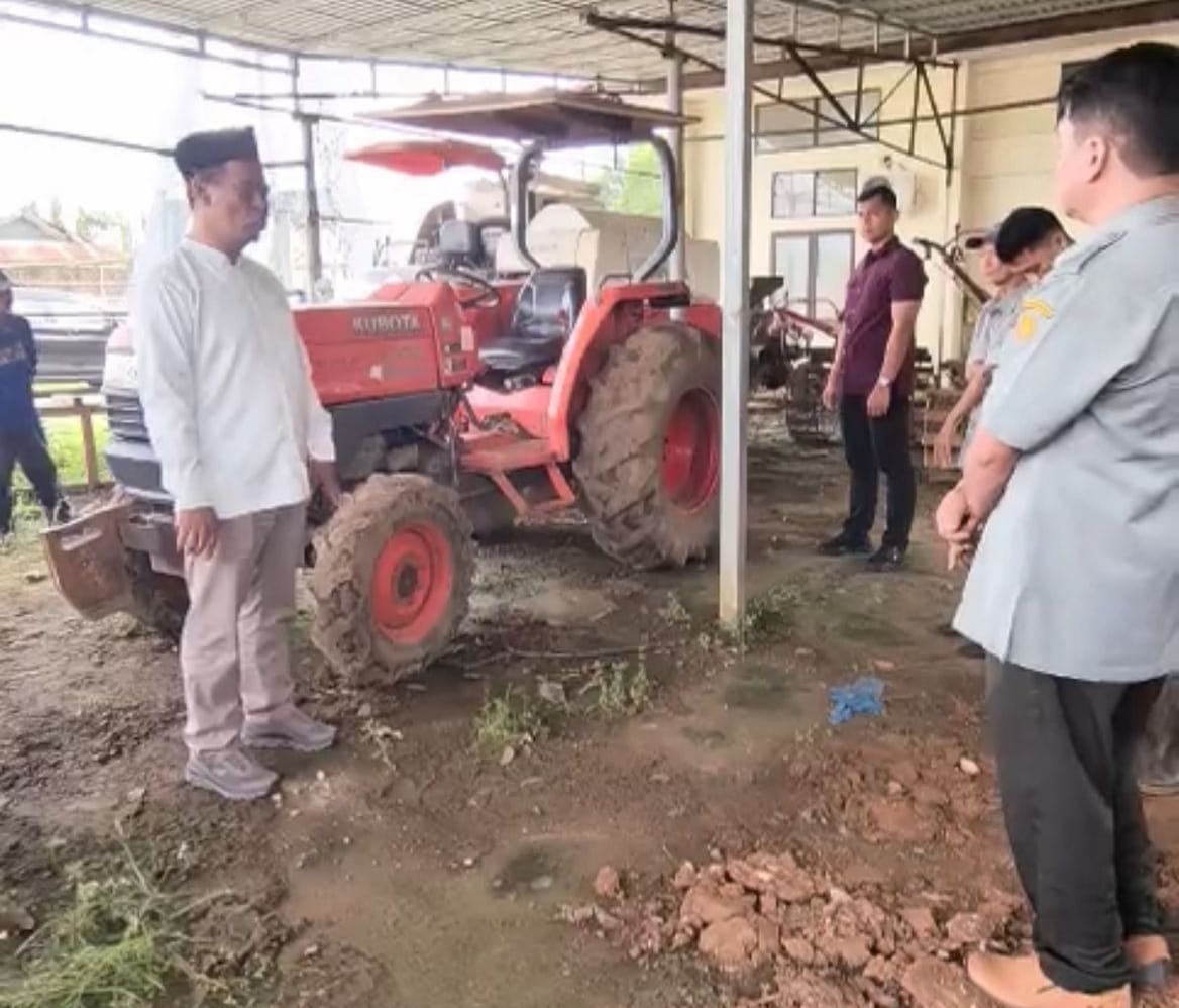 Mentan Amran menegur petugas saat menemukan alsintan Kementan dalam kondisi tak terawat di Maros.