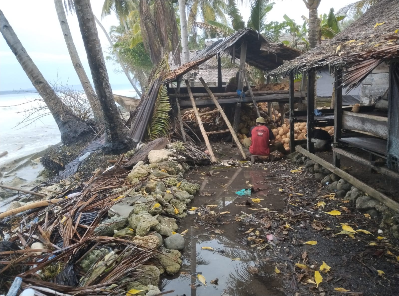 Warga Desa Mandok mengungsi saat banjir rob melanda pesisir Banggai Kepulauan.