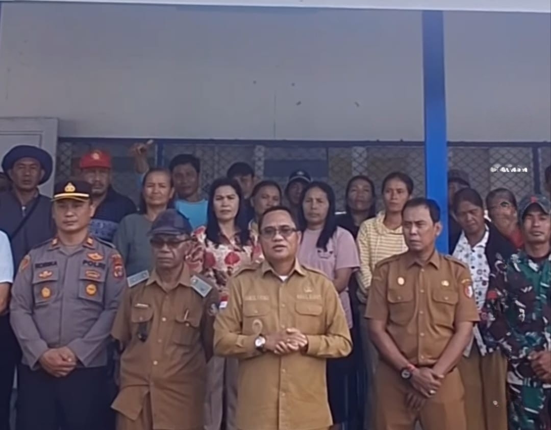 Wakil Bupati Sigi bersama warga Desa Boladangko saat membahas pembangunan jalan tanpa ganti rugi lahan.