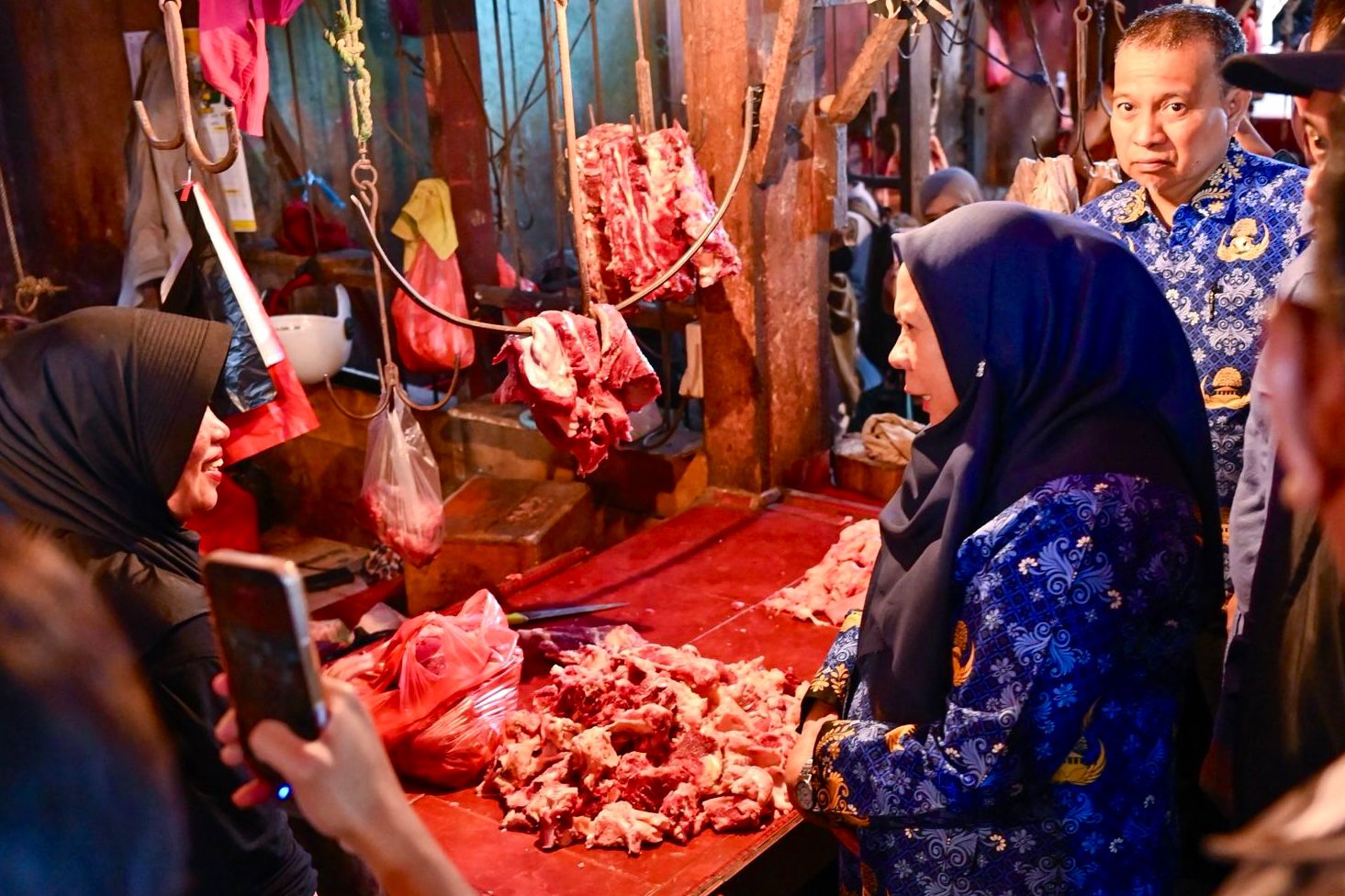 Wakil Gubernur Sulteng saat sidak harga bahan pokok di Pasar Manonda jelang Idul Fitri.
