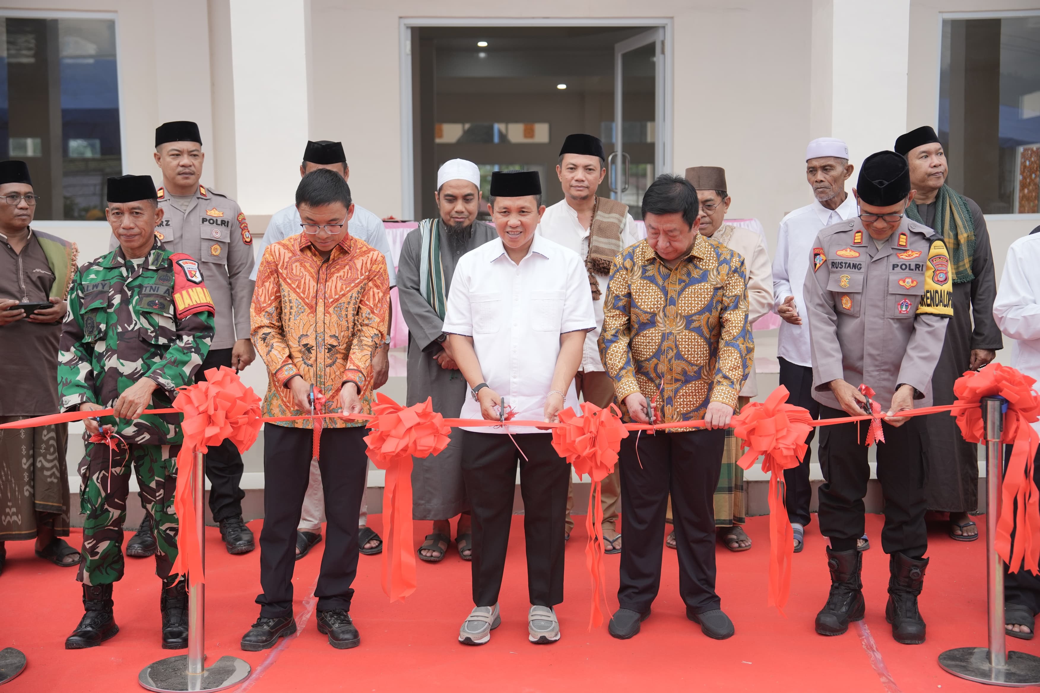 MERESMIKAN: Bupati Morowali, Iksan Rauf, saat meresmikan masjid.(FOTO: SUPRIYONO/RADAR PALU).   