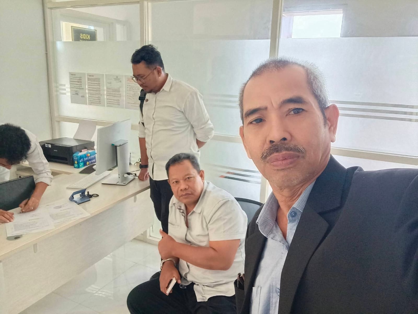 KEBERATAN: Moh Asrar Abd Samad, didampingi Penasehat Hukum-nya Jamrin Zainas, SH., MH, merasa keberatan dilaporkan di Polda Sulteng.(FOTO: ISTIMEWA/RADAR PALU).  
