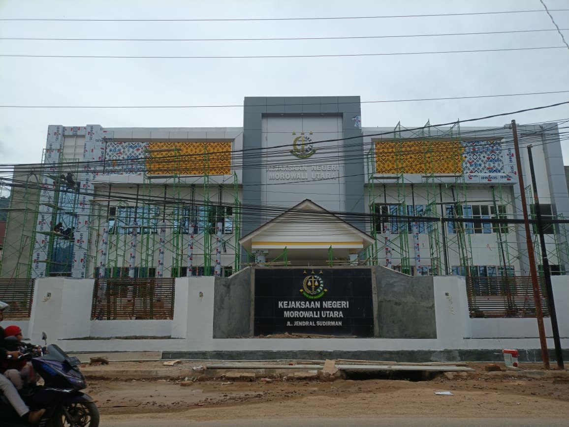 BELUM RAMPUNG: Inilah proyek pembangunan kantor Kejaksaan Negeri Morowali Utara, lambat dan belum rampung.(FOTO: ILHAM NUSI/RADAR PALU).