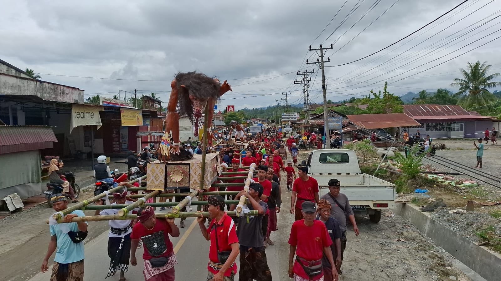 RAMAI: Perayaan Pawai Ogoh-Ogoh di Desa Kotaraya padat di saksikan oleh banyak penonton dari berbagai kalangan, Rabu 18 Maret 2025.(FOTO: RAHMAT FADHIL/RADAR PALU).  