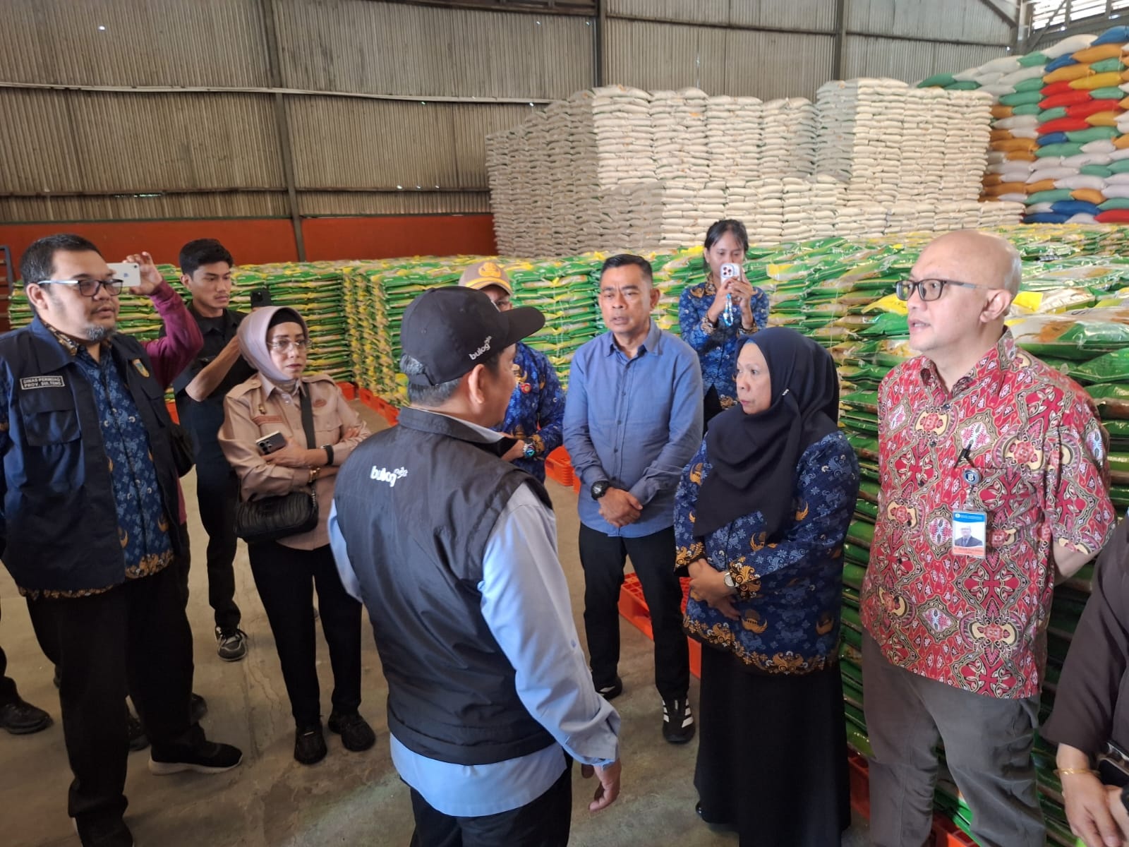 SIDAK: Anggota DPRD Sulteng, Henri Muhidin saat mendampingi Wagub Sulteng Hj. Renny Lamadjido, saat sidak di pasar tradisional Kota Palu.(FOTO: HUMAS DPRD SULTENG/RADAR PALU)