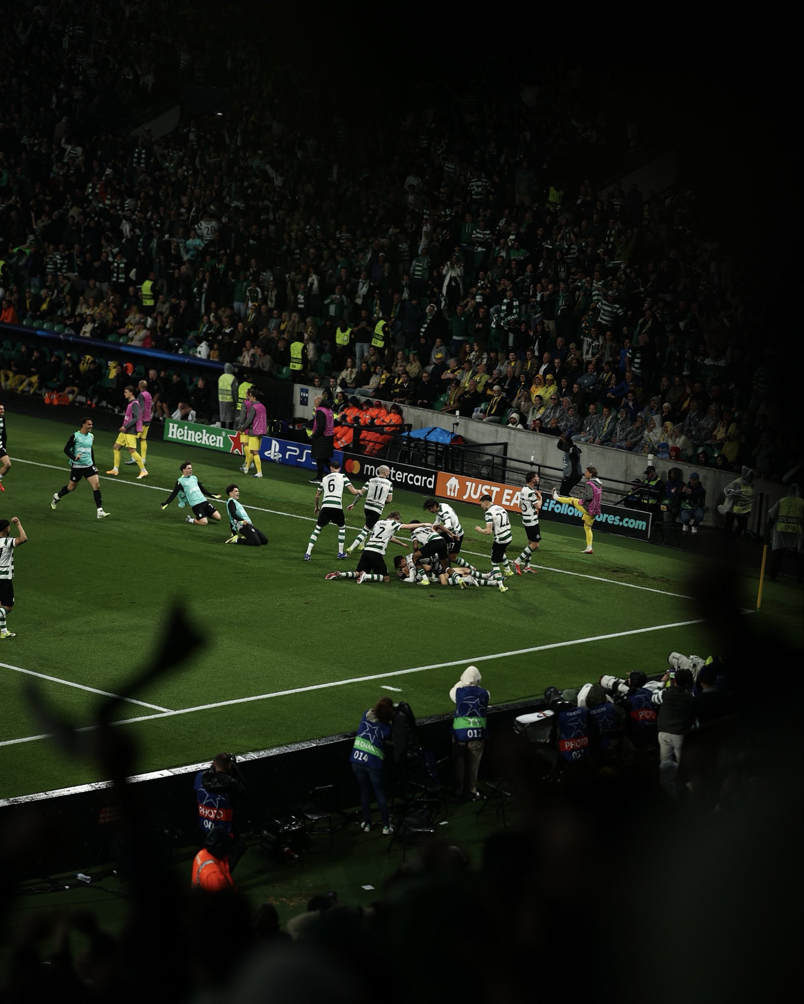 Bermain di kandang sendiri, Sporting pesta gol dengan kemenangan telak 5-0.