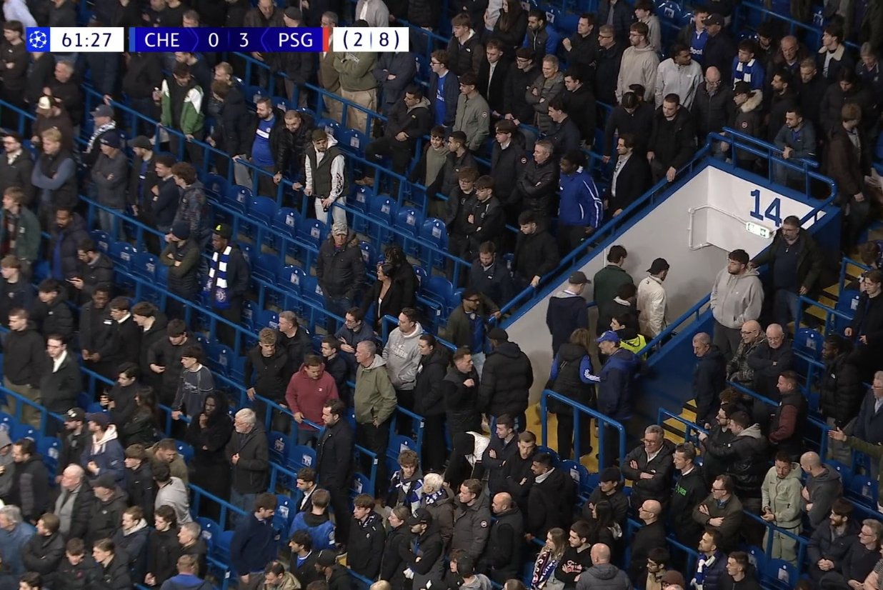 Saat laga belum usai, sejumlah suporter Chelsea justru memilih meninggalkan stadion lebih awal.