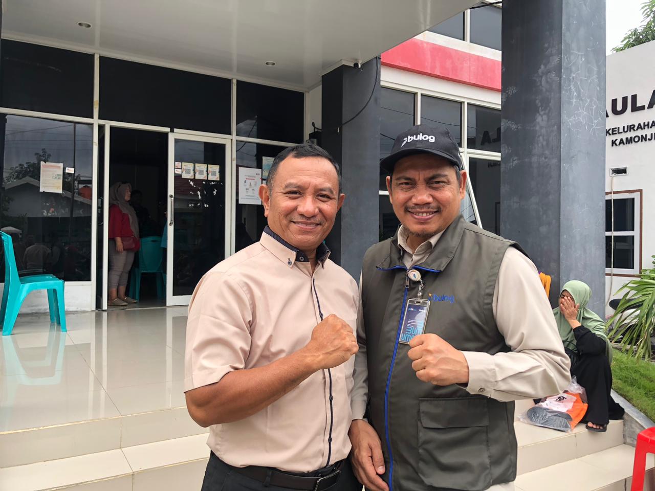 Kepala Dinas Pertanian dan Ketahanan Pangan Kota Palu, Lukman (Kiri) bersama Pimpinan Wilayah Perum Bulog Sulteng, Jusri Pakke.